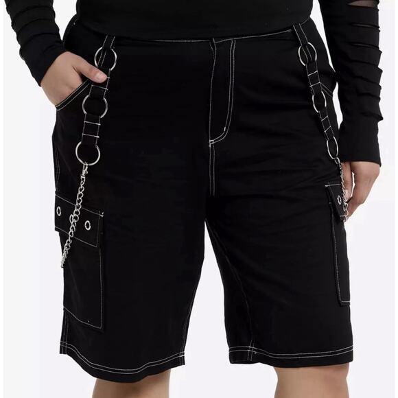 NEW Hot Topic Black Grommet & Chain Cargo Shorts Plus Size 24 Gothic Punk - Picture 3 of 3
